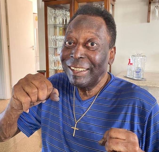 Após descobrir câncer de cólon, Pelé é internado novamente, diz jornal O ex jogador de futebol foi ao hospital para realizar exames mensais
