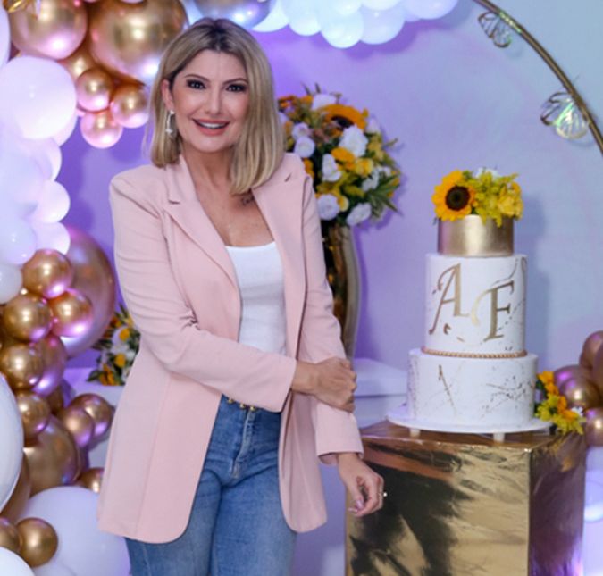 A aniversariante posou feliz da vida ao lado dos filhos