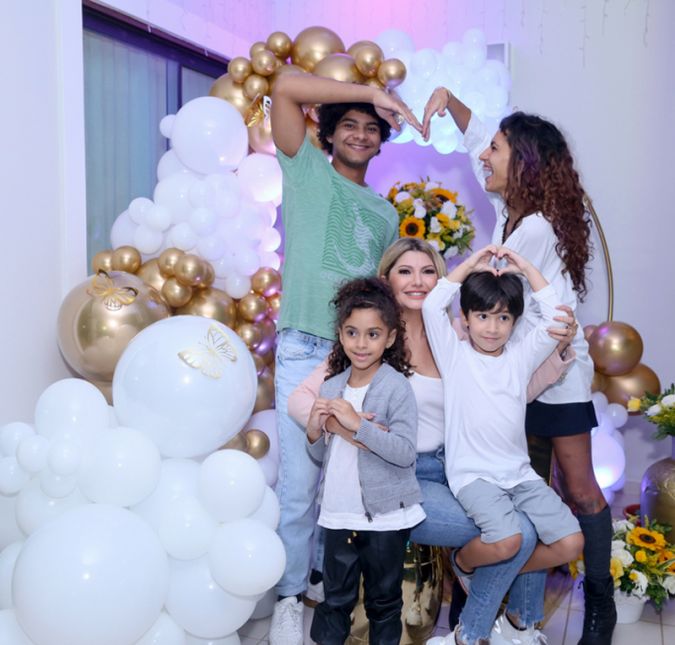 Antonia surgiu sorridente e feliz da vida ao lado dos filhos, Samuel e Salvatore, da nora Tabil e da neta Charlotte. Família linda, né ?!