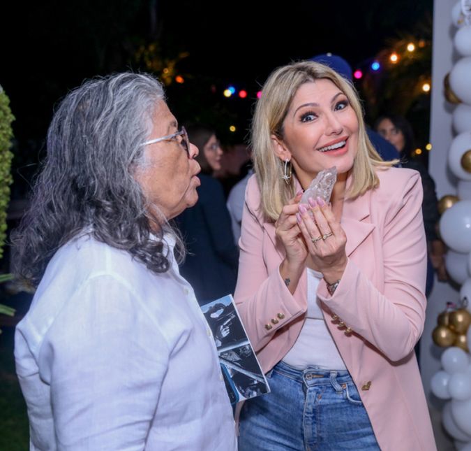Uma das convidadas foi Marlene Mattos, que presentou a amiga com um belíssimo cristal