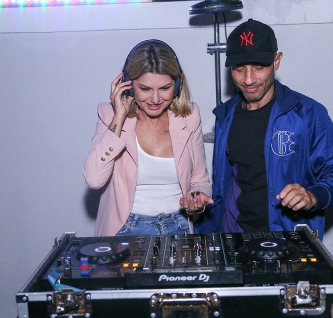 Claro que Antonia aproveitou cada detalhe e tentou até animar os convidados dando uma de DJ. Será que deu certo?