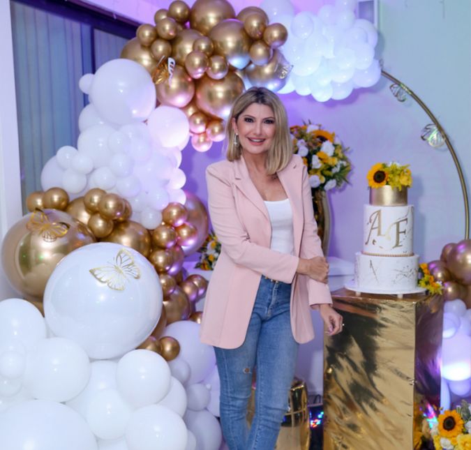 Nas redes sociais, Antonia agradeceu o carinho no dia tão especial: Nos últimos anos tenho ficado preguiçosa pra festas, os que aqui estiveram são irmãos do meu convívio, mas já prometi que nos 50 anos eu fecho o Maracanã para os amigos amados que ao logo desses trinta e poucos anos de RJ e SP passaram pela minha vida. De fato tenho 48 anos, na Wikipédia 49. De todo modo, o que importa é a carinha de 30 e copo de 20. Parabéns, Antonia.