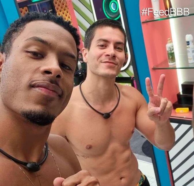 Paulo André e Arthur também se desintenderam uma vez enquanto arrumavam o quarto. Eles parecem irmãos as vezes, né?