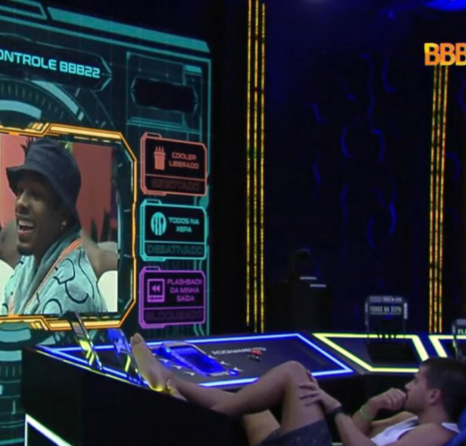 Inclusive, outra briga envolvendo Arthur aconteceu quando ele foi para o quarto secreto, consequência de ter ganhado o paredão falso. O ator ficou extremamente chateado ao ver que os amigos seguiram em frente após sua suposta saída do programa e se indispos com Pedro Scooby e Douglas Silva.