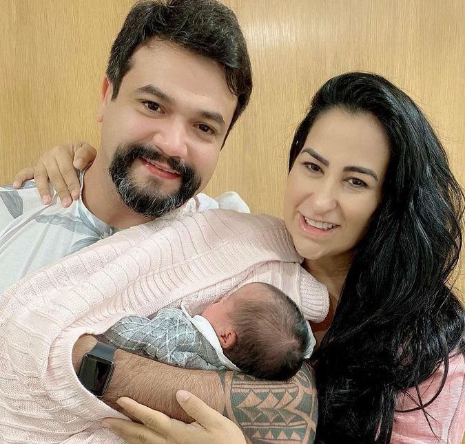 Fabíola Gadelha encanta web ao publicar fotos da filha recém nascida, Yarin A jornalista, que ficou conhecida como Rabo de Arraia, compartilhou os registros nas redes sociais na última quarta feira, dia 27