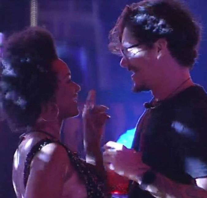 Outra participante que causou na casa foi Natália. Além de seu romance agitado com Eliezer, com direito a muitas cenas embaixo do edredom, a sister também ficou conhecida pelos momentos em que perdia o controle na casa. Afinal, quem não se lembra de quando ela jogou uma cadeira no chão e esmurrou os móveis após brigar com Linn da Quebrada?