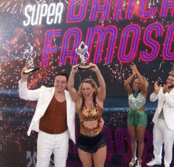 A primeira Dança dos Famosos sob o comenado de Luciano Huck está a todo vapor. O quadro, sucesso do Domingão do Faustão, teve 18 temporadas ao longo de anos com Fausto Silva à frente do programa, que apresentou a última temporada até maio de 2021. A ideia inicial era fazer uma temporada especial e bastante comemorativa apenas com os vencedores dos anos anteriores, afinal, seria o último ano de Faustão na emissora e, assim, a última vez que o quadro seria exibido sob seu comando. Com a saída repentina do apresentador da emissora, o reality de danças foi assumido por Tiago Leifert e se tornou um programa na grade da TV Globo. A final foi disputada por Paolla Oliveira e Leandro Azevedo, Rodrigo Simas e Nathália Ramos, e Dandara Mariana e  Diego Maia, sendo que Paolla levou a melhor no Super Dança dos Famosos. E agora, quem será que leva o título neste ano? A seguir, relembre os outros vencedores do Dança dos Famosos!