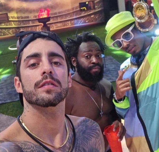 Amizade também é sobre ter brigas bobas. Uma vez, Pedro Scooby e Douglas Silva começaram a bater-boca do nada na piscina. Paulo André adorou a situação e riu na cara dos amigos.  Fiz uma pergunta para ele aí, ô, cavalo velho, rabugento, o surfista alfinetou o companheiro de confinamento, começou Scooby. Eu cavalo velho? Tu que está:  C*****o, que loucura, irmão, disse DG. Não pode falar que loucura? Ah, rabugento, vai se f***r, o surfista voltou a xingar.