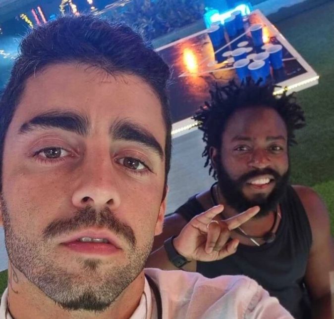 Se tem uma coisa que tira Pedro Scooby e Douglas Silva do sério é desperdício. Certa vez, a dupla armou a maior briga com Gustavo por ele ter jogado um pedaço de carne no lixo.
