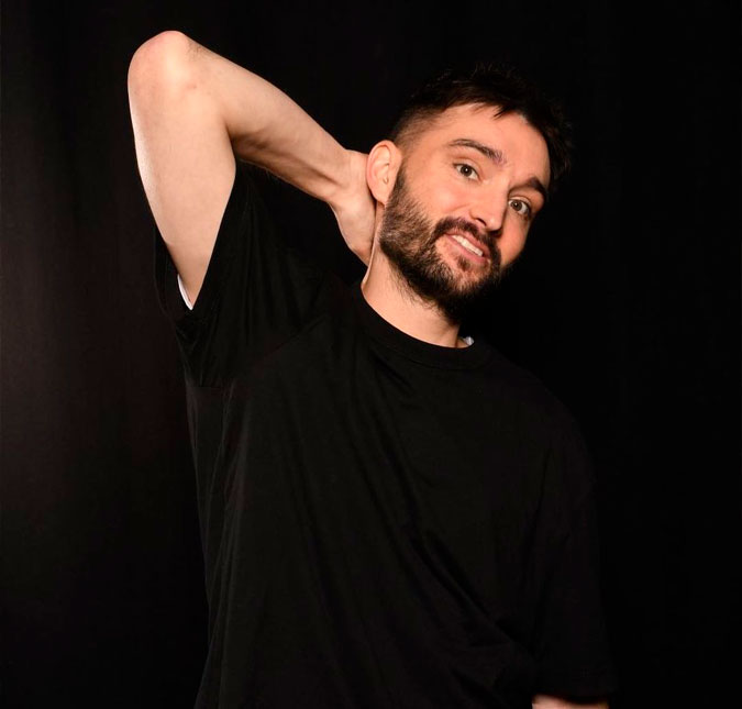 Integrantes do <i>The Wanted</i> carregam caixão de Tom Parker e se despedem do cantor no funeral