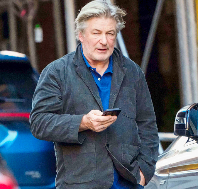Advogada garante que Alec Baldwin vai continuar gravando <I>Rust</i> mesmo após acusação de homicídio
