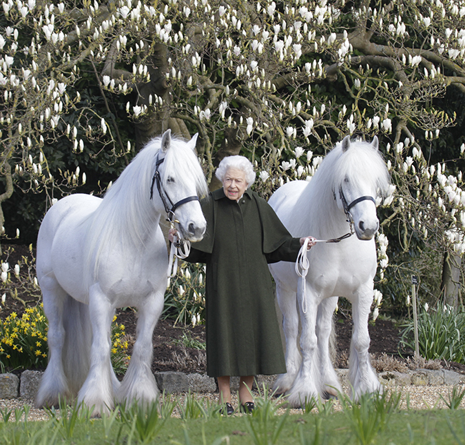 Aniversariante do dia, Rainha Elizabeth II aparece em foto inédita e ganha boneca  Barbie em sua homenagem - Estrelando