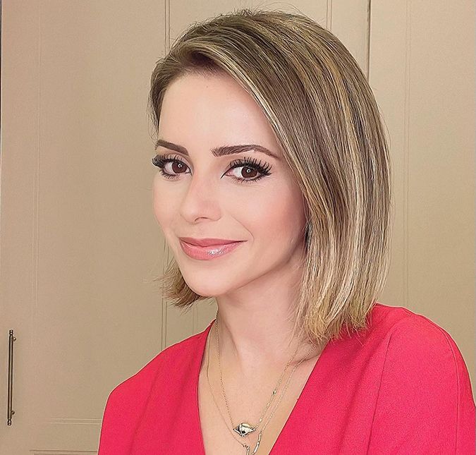 Sandy anuncia nova turnê e fãs ficam animados Após três anos longe dos palcos, a cantora demonstrou estar até animada com a novidade