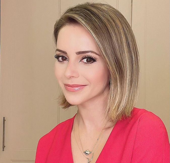 A cantora Sandy estava curtindo uma temporada de férias nos Estados Unidos, e ao voltar para o Brasil, testou positivo para Covid-19. A cantora deu a notícia aos seguidores nas redes sociais, e escreveu: É pessoal, minha vez também chegou. Mas estou bem, com poucos sintomas e me cuidando muito. Não se preocupem comigo, tá? Tenho três doses de vacina e meu corpo está reagindo rápido. Infelizmente, tive que cancelar um compromisso importante de trabalho, o que me deixou muito triste. Mas, logo logo, eu estou zerada. A seguir, confira outros famosos que positivaram para a doença nesta nova onda.