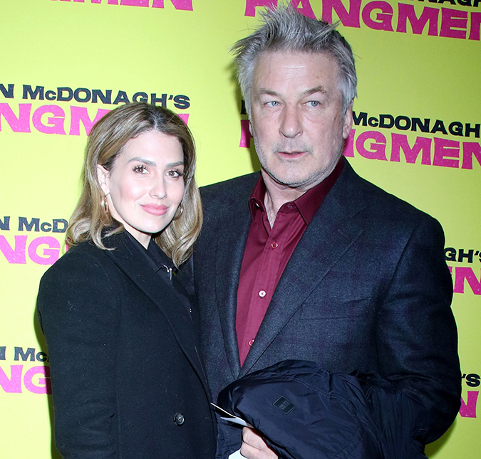 Alec Baldwin e esposa fazem primeira aparição pública em evento desde a tragédia no <i>set</i> de filmagens