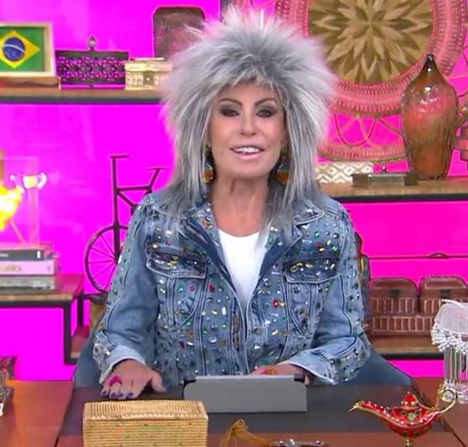 Ana Maria Braga é o tipo de apresentadora que não tem medo de inovar nas escolhas de seus penteados e sempre aparece com os fios diferentes, seja usando alguns tipos de perucas ou até mesmo pintando e cortando os próprios cabelos. Em 2022, é claro, não está sendo diferente. No Carnaval, a apresentadora aproveitou para dar uma inovada no visual! Ana Maria Braga apareceu fantasiada de Tina Turner - com o cabelo e as roupas típicas da cantora durante os anos 1980. O programa começou de forma divertida, com uma música da Rainha do Rock e Ana arrasando no look. A seguir, confira outros penteados diferentes.