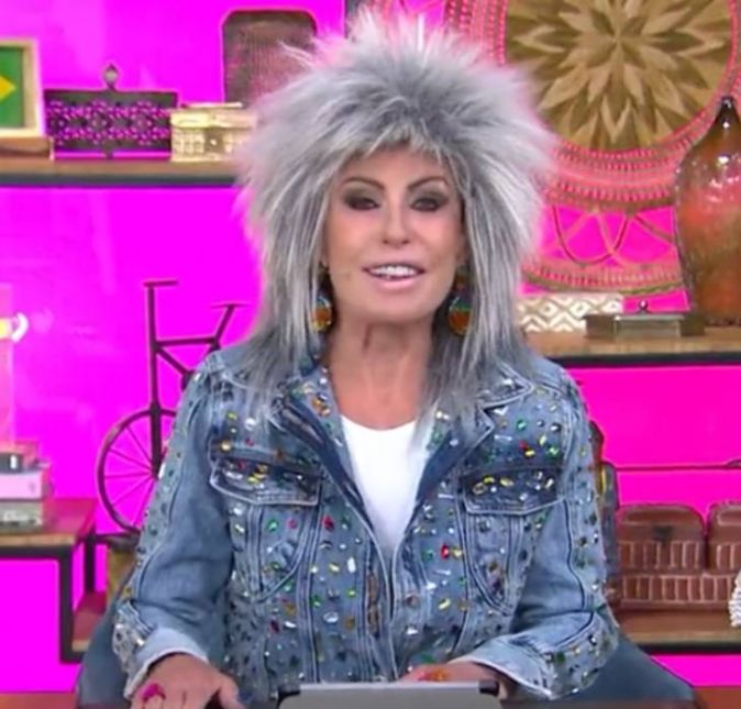 A apresentadora não tem medo de inovar e está em troca constante de seus penteados