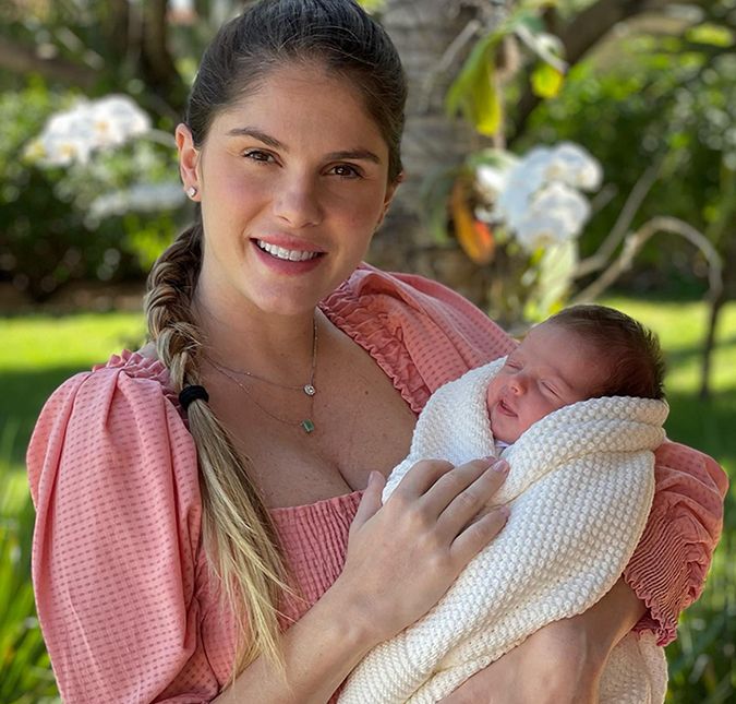Ayla está entre nós! No dia 3 de abril, Bárbara Evans anunciou nas redes sociais a chegada da primeira filha com Gustavo Theodoro. Juntos desde 2018, o casal passou por um longo processo de fertilização in vitro para realizar o sonho aumentar a família. A bolsa estourou e nossa princesa veio ao mundo de surpresa. Não adiantou a gente tentar decidir por ela, ela já veio ao mundo tomando suas próprias decisões. Mamãe correu para tomar uma ducha e fazer uma maquiagem, com a unha grande e vermelha mesmo. E assim nossa ariana Ayla chegou em nossas vidas. Maior presente do mundo! Somos muito abençoados, um amor inexplicável!, escreveu na legenda. Ao longo da gestação, Bárbara compartilhou com o seguidores os altos e baixos do período, como ganho de peso, insônia, surgimento de estrias e medo do parto. Ayla está entre nós! No dia 3 de abril, Bárbara Evans anunciou nas redes sociais a chegada da primeira filha com Gustavo Theodoro. Juntos desde 2018, o casal passou por um longo processo de fertilização in vitro para realizar o sonho aumentar a família. A bolsa estourou e nossa princesa veio ao mundo de surpresa. Não adiantou a gente tentar decidir por ela, ela já veio ao mundo tomando suas próprias decisões. Mamãe correu para tomar uma ducha e fazer uma maquiagem, com a unha grande e vermelha mesmo. E assim nossa ariana Ayla chegou em nossas vidas. Maior presente do mundo! Somos muito abençoados, um amor inexplicável!, escreveu na legenda. Ao longo da gestação, Bárbara compartilhou com o seguidores os altos e baixos do período, como ganho de peso, insônia, surgimento de estrias e medo do parto.