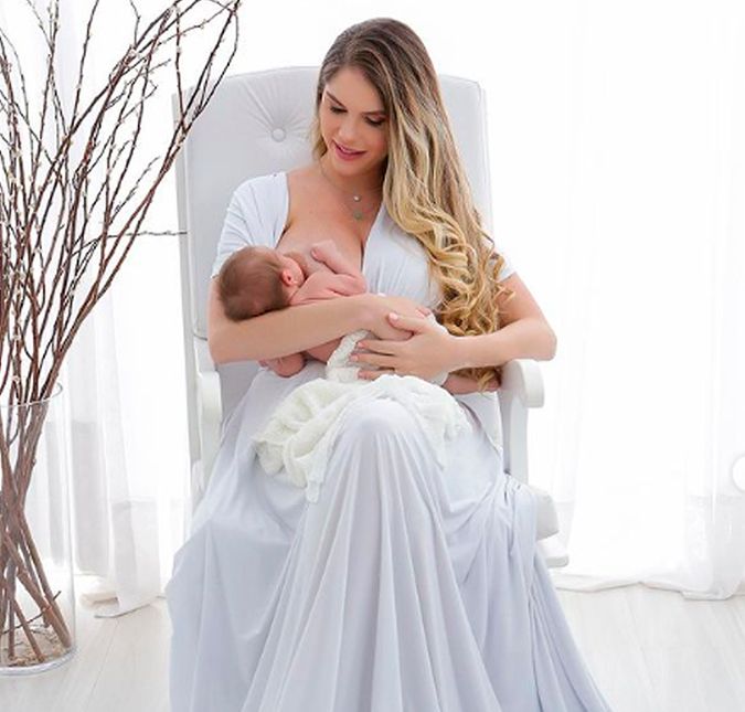 Agora que Ayla chegou, Bárbara Evans está aproveitando cada segundo da maternidade e registrando tudo. Nas redes sociais, a modelo posou ao lado da recém-nascida, fruto de seu relacionamento com Gustavo Theodoro, e falou sobre o processo de amamentação, além de relembrar a fertilização in vitro: Amamentar para mim está sendo a coisa mais maravilhosa que eu já senti, uma conexão que não consigo explicar em palavras. Uma troca de amor gigantesca! [...] Eu sabia que não seria fácil, a única certeza que eu tinha era que eu não iria desistir até conseguir. Foram três longos meses de captação de óvulos, duas biópsias, muitas injeções e incertezas. Mas a vontade de ser mãe era tão grande, que tudo em volta ficava pequeno! Deu tudo certo e já na primeira transferência eu fiquei grávida. Decidimos colocar dois embriões, os dois vingaram. Eu estava grávida de gêmeos! Com nove semanas de gestação, eu acabei perdendo o irmão/a da Ayla. Sofremos muito, mas sabíamos que Deus estava cuidado de tudo! Nove meses se passaram e veio o nosso maior presente, a realização do meu maior sonho. SER MÃE! Nunca imaginei que poderia AMAR tanto! Nunca desista dos seus sonhos, o grandão lá em cima está de olho e tem planos maravilhosos para você. ACREDITE!.