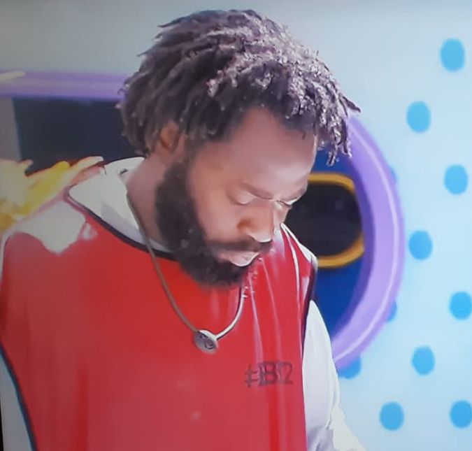 O ator deixou um objeto cair na hora de trocar as malas no carro