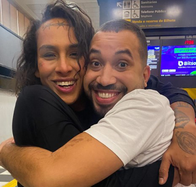Linn da Quebrada e Gil do Vigor se encontram em aeroporto: <i>Amizade de milhões acontecendo</i>