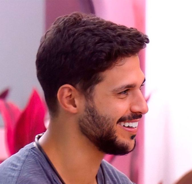 Rodrigo Mussi, um dos participantes do BBB22, sofreu um acidente de carro na madrugada do dia 31 de março, em São Paulo, e foi levado de ambulância até o Hospital das Clínicas, onde permanece internado após cirurgias. Após o grande susto, no dia 22 de abril, Diogo Mussi, irmão de Rodrigo, usou as redes sociais para trazer boas notícias. Nos Stories do Instagram, ele informou que o modelo está feliz, mais ativo, se movimentando pelo quarto e fazendo os exercícios. Em comemoração, ele adicionou: O nosso guerreiro segue lutando por sua reabilitação. O Rod precisará de paciência e muita força de vontade, que ele sempre teve. Um dia de cada vez vamos atingir o objetivo, que é a sua plena recuperação. Vamos juntos! Abaixo, veja mais atualizações sobre o caso! Rodrigo Mussi, um dos participantes do BBB22, sofreu um acidente de carro na madrugada do dia 31 de março, em São Paulo, e foi levado de ambulância até o Hospital das Clínicas, onde permanece internado após cirurgias. Após o grande susto, no dia 22 de abril, Diogo Mussi, irmão de Rodrigo, usou as redes sociais para trazer boas notícias. Nos Stories do Instagram, ele informou que o modelo está feliz, mais ativo, se movimentando pelo quarto e fazendo os exercícios. Em comemoração, ele adicionou: O nosso guerreiro segue lutando por sua reabilitação. O Rod precisará de paciência e muita força de vontade, que ele sempre teve. Um dia de cada vez vamos atingir o objetivo, que é a sua plena recuperação. Vamos juntos! Abaixo, veja mais atualizações sobre o caso!