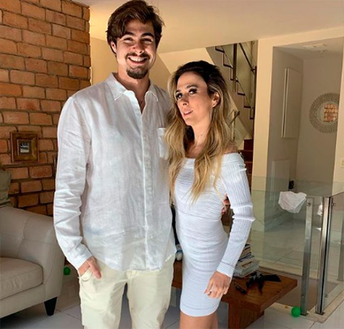 Tatá Werneck e Rafael Vitti formam um dos casais mais shippados pelo público! O motivo é bem óbvio: eles são muito fofos. Os pombinhos não se desgrudam e sempre rolam algumas declarações nas redes sociais. No entanto, nem sempre tudo são flores. Em abril de 2022, por exemplo, a humorista precisou negar rumores de separação. Sem papas na língua, ela esbravejou no Twitter: C*****o, galera maluca da internet. Se eu me separar, eu vou falar. Vocês não me conhecem? Eu não tenho nem capacidade de esconder as coisas. Minha gravidez vazou com meia hora de fecundação. Parem com essa energia recalcada. Me deixem transar em paz. A seguir, relembre a trajetória do casal! Tatá Werneck e Rafael Vitti formam um dos casais mais shippados pelo público! O motivo é bem óbvio: eles são muito fofos. Os pombinhos não se desgrudam e sempre rolam algumas declarações nas redes sociais. No entanto, nem sempre tudo são flores. Em abril de 2022, por exemplo, a humorista precisou negar rumores de separação. Sem papas na língua, ela esbravejou no Twitter: C*****o, galera maluca da internet. Se eu me separar, eu vou falar. Vocês não me conhecem? Eu não tenho nem capacidade de esconder as coisas. Minha gravidez vazou com meia hora de fecundação. Parem com essa energia recalcada. Me deixem transar em paz. A seguir, relembre a trajetória do casal!