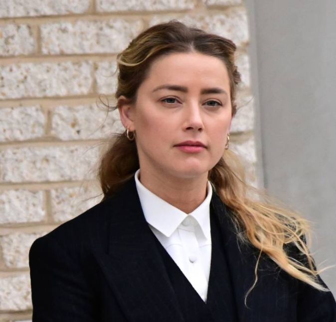 Em uma das audiências, o advogado de Amber Heard alegou que a atriz deixava o corretivo All in One da marca Milani em sua bolsa para cobrir os hematomas causados por Johnny Depp. Porém, a marca de cosméticos abriu o jogo e revelou que a paleta de corretivos mostrada no tribunal foi lançada em 2017, um ano depois do término do casal. Para contarem a verdade ao público, a Milani publicou um TikTok mostrando a data de lançamento do produto. Será que Amber está mentindo sobre isso? Em uma das audiências, o advogado de Amber Heard alegou que a atriz deixava o corretivo All in One da marca Milani em sua bolsa para cobrir os hematomas causados por Johnny Depp. Porém, a marca de cosméticos abriu o jogo e revelou que a paleta de corretivos mostrada no tribunal foi lançada em 2017, um ano depois do término do casal. Para contarem a verdade ao público, a Milani publicou um TikTok mostrando a data de lançamento do produto. Será que Amber está mentindo sobre isso?
