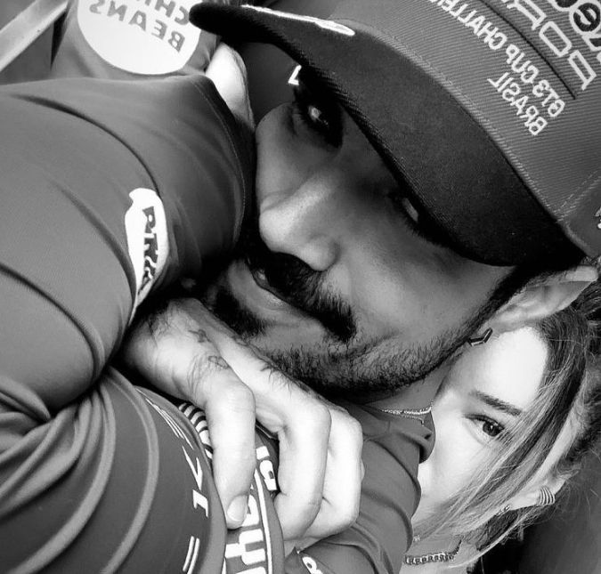 Em clima de romance, Caio Castro posa ao lado da repórter Daia de Paula A namorada do ator foi a responsável por compartilhar o clique