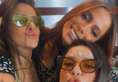 Que trio! Anitta, Juliette Freire e Camila Cabello se encontram nos bastidores do <i>Coachella</i> e Camila dispara: -<i>Eu quero ser meio brasileira</i>