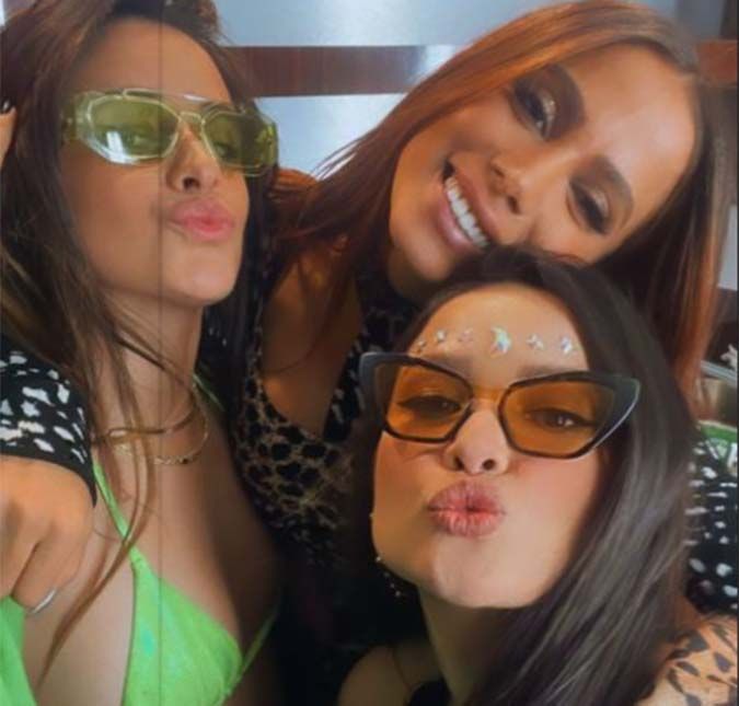 Que trio! Anitta, Juliette Freire e Camila Cabello se encontram nos bastidores do Coachella e Camila dispara: -Eu quero ser meio brasileira Juliette não fingiu costume e ficou eufórica ao mostrar que estava com a cubana