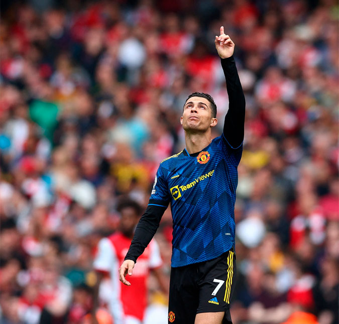 Cristiano Ronaldo homenageia filho após marcar centésimo gol na <i>Premier League</i>