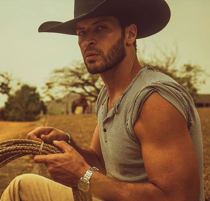 Ator de Pantanal revela como surgiu fetiche do personagem por pés; entenda! Leandro Lima falou sobre a construção do peão Levi na novela