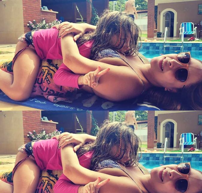 Fofura demais! Pitty compartilhou com seus seguidores uma foto rara abraçadinha na filha Madalena, de cinco anos de idade. Na legenda, ela escreveu: Amor maior. A pequena dificilmente aparece nas publicações da cantora, e a publicação rendeu diversos comentários amorosos: Aaaaaaaaaaaa sdds da Madaleska e de tu!, escreveu Gaby Amarantos. Meu deus essa menina está MUITO GRANDE, observou uma internauta. Amores, comentou Karen Jonz. Fofura demais! Pitty compartilhou com seus seguidores uma foto rara abraçadinha na filha Madalena, de cinco anos de idade. Na legenda, ela escreveu: Amor maior. A pequena dificilmente aparece nas publicações da cantora, e a publicação rendeu diversos comentários amorosos: Aaaaaaaaaaaa sdds da Madaleska e de tu!, escreveu Gaby Amarantos. Meu deus essa menina está MUITO GRANDE, observou uma internauta. Amores, comentou Karen Jonz.