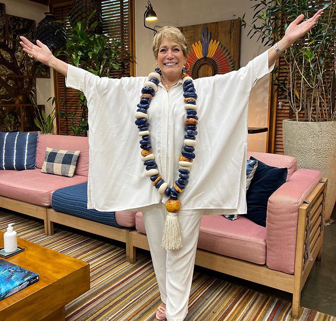 Susana Vieira grava vídeo na piscina de casa e explica ausência no Carnaval: -Tenho que me preservar Bem humorada, a atriz contou que tem acompanhado os desfiles pela televisão