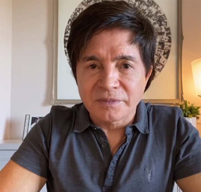 Nas redes sociais, Xororó lamentou não poder ir, mas falou com alegria que estaria bem representado por Edson: Pessoal, eu não poderei estar no show AMIGOS, no Allianz! Apesar de todos os rigorosos cuidados, testei positivo para o COVID. Estou bem, apesar MUITO triste! Mas, essa tristeza não pode ser maior que minha responsabilidade com meus fãs, com meus companheiros de palco e com todo staff que viabiliza a realização do show. Terei um super representante lá, o meu amigo e talentoso cantor Edson, da dupla Edson e Hudson que fará um grande espetáculo ao lado do meu irmão Chitão, Leonardo e Zezé Di Camargo e Luciano . Não deixem de ir e vibrar por mim. Estarei com todos de coração e, tão logo seja possível, espero estar no palco novamente. Nas redes sociais, Xororó lamentou não poder ir, mas falou com alegria que estaria bem representado por Edson: Pessoal, eu não poderei estar no show AMIGOS, no Allianz! Apesar de todos os rigorosos cuidados, testei positivo para o COVID. Estou bem, apesar MUITO triste! Mas, essa tristeza não pode ser maior que minha responsabilidade com meus fãs, com meus companheiros de palco e com todo staff que viabiliza a realização do show. Terei um super representante lá, o meu amigo e talentoso cantor Edson, da dupla Edson e Hudson que fará um grande espetáculo ao lado do meu irmão Chitão, Leonardo e Zezé Di Camargo e Luciano . Não deixem de ir e vibrar por mim. Estarei com todos de coração e, tão logo seja possível, espero estar no palco novamente.