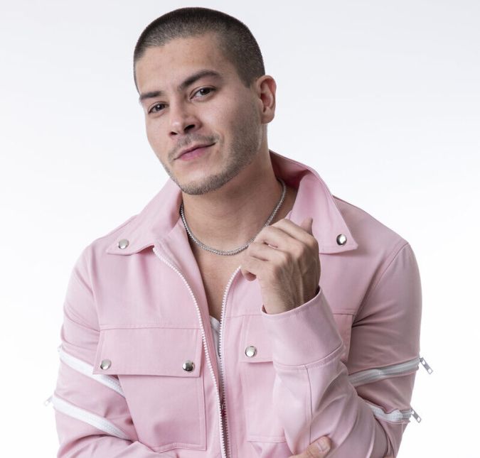 Arthur Aguiar, o famoso pãozinho, é um dos favoritos ao prêmio. Apesar de ter ficado isolado no início, o ator achou seu lugar no jogo, e descobriu que tem talento para coisa! Óbvio que, nem sempre, todas as estratégias de Arthur deram certo, mas ele se esforçou. Planejou paredões, deu tudo de si nas provas e agiu mais com a razão do que com o coração. Por ter sido um bom jogador, Aguiar merece levar o prêmio. Arthur Aguiar, o famoso pãozinho, é um dos favoritos ao prêmio. Apesar de ter ficado isolado no início, o ator achou seu lugar no jogo, e descobriu que tem talento para coisa! Óbvio que, nem sempre, todas as estratégias de Arthur deram certo, mas ele se esforçou. Planejou paredões, deu tudo de si nas provas e agiu mais com a razão do que com o coração. Por ter sido um bom jogador, Aguiar merece levar o prêmio.