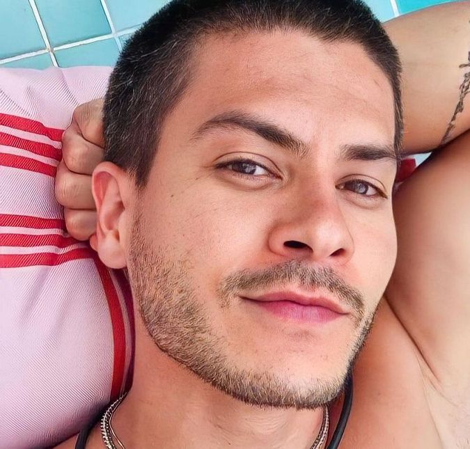 Arthur Aguiar teria traído atriz com Bruna Marquezine enquanto ela ainda estava com Neymar Jr., afirma site A informação foi exposta após um comentário de Maíra Cardi na web