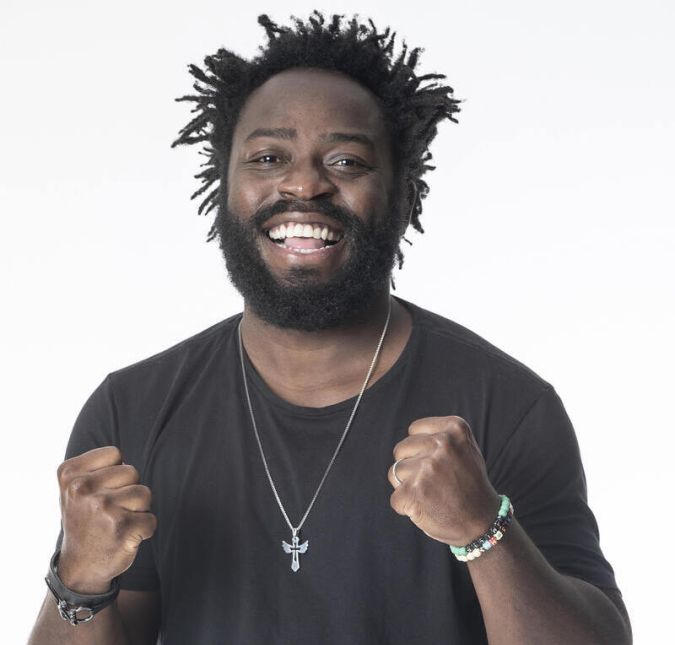 Douglas Silva, por outro lado, se tornou um daqueles jogadores completamente entregues aos instintos e o coração. Por vezes, chegou a ir ao paredão por se recusar a combinar voto contra pessoas que ele gostava. Após a entrada de Gustavo no programa, DG deu uma acordada e mostrou que tem talento para o jogo também. A questão que o diferencia dos outros participantes, é que ele nunca deixou seu lado preocupado e carinhoso de lado, e acolheu todos os brothers que precisaram dele ao longo do jogo. Por ter um coração maior que tudo, levar a vida com bom humor e sempre ajudar quem precisa, Douglas Silva merece ganhar o BBB22. Douglas Silva, por outro lado, se tornou um daqueles jogadores completamente entregues aos instintos e o coração. Por vezes, chegou a ir ao paredão por se recusar a combinar voto contra pessoas que ele gostava. Após a entrada de Gustavo no programa, DG deu uma acordada e mostrou que tem talento para o jogo também. A questão que o diferencia dos outros participantes, é que ele nunca deixou seu lado preocupado e carinhoso de lado, e acolheu todos os brothers que precisaram dele ao longo do jogo. Por ter um coração maior que tudo, levar a vida com bom humor e sempre ajudar quem precisa, Douglas Silva merece ganhar o BBB22.