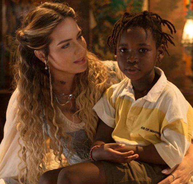 Giovanna Ewbank compartilha clique de filho visitando set de filmagem A atriz está fazendo parte da nova produção brasileira do Disney+, A Magia de Aruna