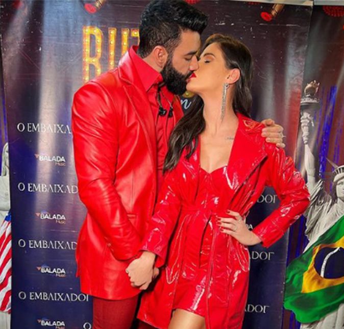 Um dos casais mais badalados atualmente, Gusttavo Lima e Andressa Suita surpreenderam ao anunciar, em outubro de 2020, que estavam se separando. Após o choque, os fãs ganharam um presente: o casal está de volta e protagonizando cada vez mais momentos fofos. Agora, Andressa atestou que está tudo bem com o amado ao postar pela primeira vez desde o retorno do casal uma foto beijando o marido. Fofos, né?! A seguir, confira outros momentos e curiosidades! Um dos casais mais badalados atualmente, Gusttavo Lima e Andressa Suita surpreenderam ao anunciar, em outubro de 2020, que estavam se separando. Após o choque, os fãs ganharam um presente: o casal está de volta e protagonizando cada vez mais momentos fofos. Agora, Andressa atestou que está tudo bem com o amado ao postar pela primeira vez desde o retorno do casal uma foto beijando o marido. Fofos, né?! A seguir, confira outros momentos e curiosidades!