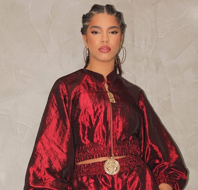 Se você pensa que só na sua família existe um desentendimento vez ou outra, está muito enganado. Os famosos também passam por isso e, muitas vezes, na frente do grande público. Maria que participou do BBB22 acabou sendo expulsa do confinamento por conta de algumas atitudes que teve com Natália durante um jogo da discórdia e sua relação com seus familiares tem sido assunto após o reality. O pai da cantora, Carlos Câmara, contou que não teve contato com a filha desde a saída dela do BBB: -Desde que saiu do BBB, não me procurou. Até agora estou respeitando a decisão dela, mas sem entender nada. Ela me bloqueou e não me segue mais. E não parou por aí, ele ainda falou da dificuldade de saber qualquer coisa sobre ela: -Tentei procurá-la, mas agora fica mais difícil. Ela mudou o número do celular, mudou de casa. É minha filha, amo muito. Mas está sendo ingrata com todos. Estarei sempre de braços abertos para ela. Meu amor por ela não mudou, mas fico entristecido com esta situação, Ela vem sempre à Cidade Alta, mas não vem me visitar e nem fala que está por aqui. Fico sabendo pelos vizinhos. Após toda a repercussão do assunto, Maria se pronunciou em seu Instagram pela primeira vez: Já estou ciente das matérias sobre um assunto da minha vida pessoal e como todas as outras vezes, não darei minha versão. Me expôr em um reality para todo o Brasil foi uma escolha minha e existem consequências. Apesar de ser figura pública, entendo que não devo explicações sobre tudo, principalmente sobre coisas pessoais. Apesar de estar sendo exposta pelas outras partes há dois meses, prefiro manter o silêncio. E essa é a primeira e única vez que me pronunciarei sobre. Espero que entendam. Vixe! A seguir, relembre outras famílias polêmicas!