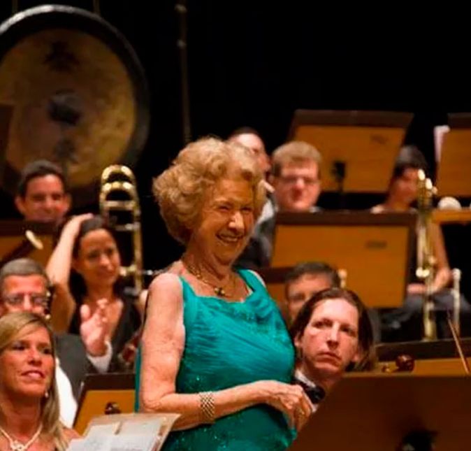 O ano de 2022 já levou alguns grandes nomes da cena do entretenimento mundial. A soprano Niza de Castro Tank morreu no dia 24 de abril, aos 91 anos de idade. Ela era reconhecida como uma das maiores intérpretes do maestro e compositor Carlos Gomes e uma das mais importantes sopranos brasileiras. Segundo informações da EPTV, afiliada da TV Globo, a artista faleceu de causas naturais em sua casa, no bairro Vila Marieta, em Campina, interior de São Paulo. O velório foi marcado para o dia 25, no Cemitério da Saudade, das 8h às 11h. Em seguida, o corpo deve ser levado à sua cidade natal, Limeira, para a realização de uma nova cerimônia e sepultamento. A seguir, confira outros famosos que nos deixaram em 2022. O ano de 2022 já levou alguns grandes nomes da cena do entretenimento mundial. A soprano Niza de Castro Tank morreu no dia 24 de abril, aos 91 anos de idade. Ela era reconhecida como uma das maiores intérpretes do maestro e compositor Carlos Gomes e uma das mais importantes sopranos brasileiras. Segundo informações da EPTV, afiliada da TV Globo, a artista faleceu de causas naturais em sua casa, no bairro Vila Marieta, em Campina, interior de São Paulo. O velório foi marcado para o dia 25, no Cemitério da Saudade, das 8h às 11h. Em seguida, o corpo deve ser levado à sua cidade natal, Limeira, para a realização de uma nova cerimônia e sepultamento. A seguir, confira outros famosos que nos deixaram em 2022.