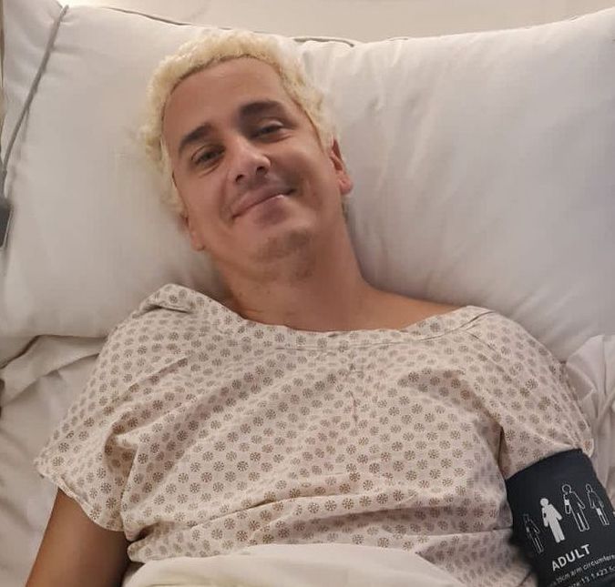 O apresentador postou uma foto no hospital e tranquilizou os fãs
