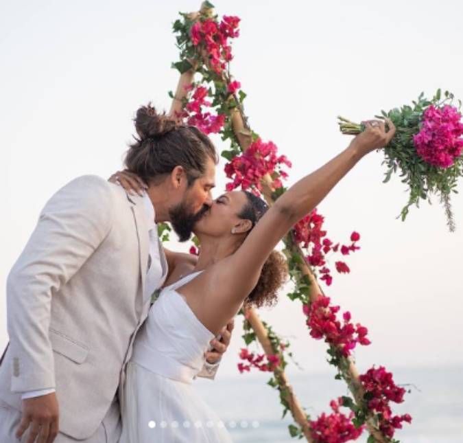 Após casamento na praia, Sheron Menezzes compartilha alguns dos cliques com os fãs: Foi inesquecível A atriz e Saulo oficializaram a relação com uma cerimônia religiosa depois de 10 anos juntos