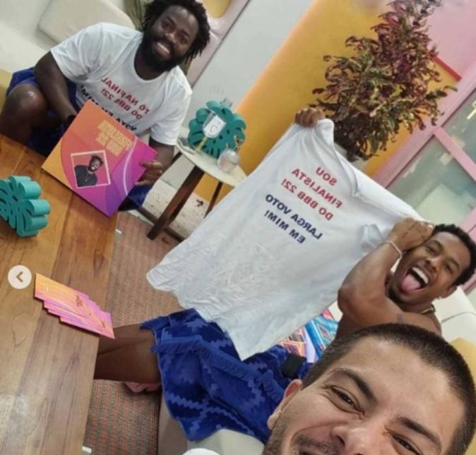 É hoje! Nesta terça-feira, dia 26, acontece a tão esperada final do BBB22 com Arthur Aguiar, Douglas Silva e Paulo André disputando a grande bolada de dinheiro. A internet, é claro, está completamente dividida entre os três meninos, incluindo as celebridades, que se mostraram gente como a gente e entraram na onda das torcidas. Muitas delas já até anunciaram para quem irão votar. Bora descobrir? É hoje! Nesta terça-feira, dia 26, acontece a tão esperada final do BBB22 com Arthur Aguiar, Douglas Silva e Paulo André disputando a grande bolada de dinheiro. A internet, é claro, está completamente dividida entre os três meninos, incluindo as celebridades, que se mostraram gente como a gente e entraram na onda das torcidas. Muitas delas já até anunciaram para quem irão votar. Bora descobrir?