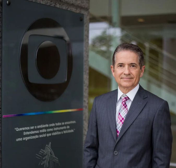 Parece que a Globo anda dando uma repaginada no quadro de funcionários e o mais recente a anunciar que está deixando a emissora é Carlos Tramontina. Em um texto publicado em seu Instagram, o ator destacou que a decisão foi em comum acordo com a empresa e recordou um pouco de sua trajetória de 43 anos na emissora. Confira o texto na íntegra: Um novo capítulo. Depois de 43 anos em atividades jornalísticas diárias, estou deixando a Globo, uma decisão tomada em comum acordo com a empresa. É hora de curtir a família, os hobbies e ter mais tempo para viajar. Tenho orgulho da minha carreira. Vivi intensamente importantes momentos do jornalismo ao longo destes anos. Fui pioneiro na ancoragem na Globo São Paulo do primeiro telejornal fora do estúdio (Bom dia São Paulo – aniversário da Capital em 25/01/1990). Igualmente, ancorei o primeiro telejornal inteirinho a bordo de um helicóptero para comemorar os 15 anos do Bom dia São Paulo (abril/1992). Cobri todas as campanhas políticas desde 1982 e mediei debates em muitos Estados. Me sinto honrado por ter apresentado todos os telejornais da Globo em rede nacional – Bom dia Brasil, Jornal Hoje, Jornal Nacional e Jornal da Globo. E todos os de São Paulo. E nos últimos 24 anos falei com milhões de pessoas todas as noites no SPTV 2ª Edição. Ao mesmo tempo, compartilhei as coisas do nosso Estado em mais de 1.100 edições do Antena Paulista. Entrei na casa de vocês, tomamos um cafezinho e nos tornamos amigos. Nas próximas semanas viajarei com a minha família em férias programadas anteriormente. Mas não vou me esquecer de vocês. Recebam um caloroso abraço e até a próxima. A seguir, confira outros profissionais que deixaram o canal!