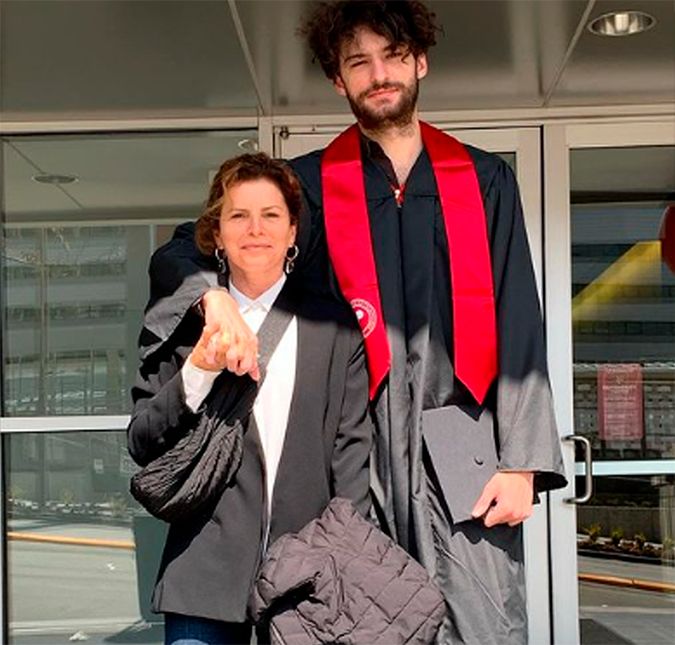 Um amor à altura! Debora Bloch aproveitou a formatura do filho para compartilhar um clique ao lado herdeiro. Nas redes sociais, ela mostrou a conquista de Hugo, fruto de seu relacionamento com o chef Olivier Anquier. Graduação! Bacharel em Artes em Game Design. Muito orgulho de você, escreveu a atriz. Apesar da fofura, o que mais chamou a atenção dos internautas foi a altura do jovem. Lembro-me desse menino comendo batata frita na cozinha do pai. Como pode ter crescido tanto?, escreveu um seguidor. Que lindo! Quilômetros de filho, brincou outro. Um amor à altura! Debora Bloch aproveitou a formatura do filho para compartilhar um clique ao lado herdeiro. Nas redes sociais, ela mostrou a conquista de Hugo, fruto de seu relacionamento com o chef Olivier Anquier. Graduação! Bacharel em Artes em Game Design. Muito orgulho de você, escreveu a atriz. Apesar da fofura, o que mais chamou a atenção dos internautas foi a altura do jovem. Lembro-me desse menino comendo batata frita na cozinha do pai. Como pode ter crescido tanto?, escreveu um seguidor. Que lindo! Quilômetros de filho, brincou outro.