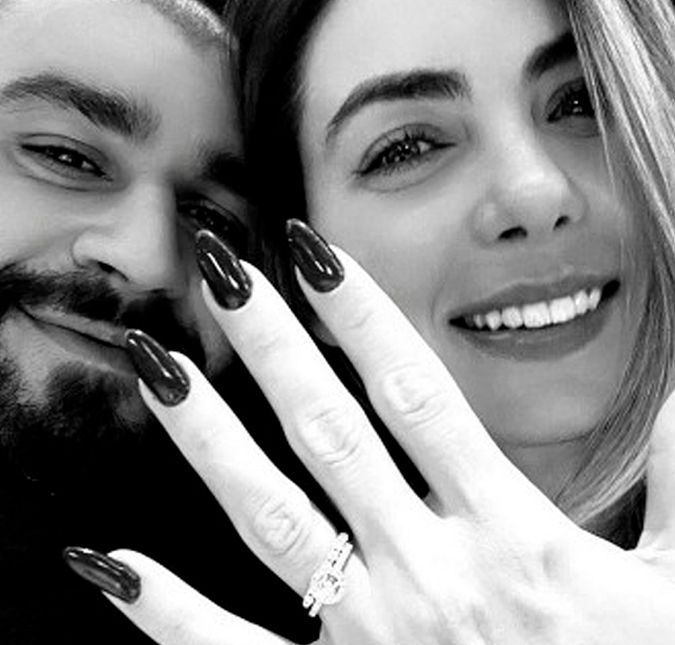 Ela disse SIM! Letícia Datena irá se casar com Rogério Oliveira, ex-noivo de Ellen Rocche. Quando rolou o pedido os pombinhos já estavam juntos há nove meses e o nutricionista surpreendeu a apresentadora com o pedido durante um jantar romântico em Barcelona, na Espanha. Eu disse sim para o amor da minha vida, celebrou Letícia. De acordo com o jornal Extra, esse é o segundo casamento da filha de Datena.