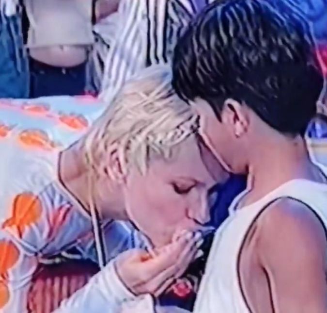 Xuxa Meneghel compartilha vídeo de Arthur Aguiar criança: Meu campeão A apresentadora publicou a gravação nas redes sociais nesta terça feira, dia 26